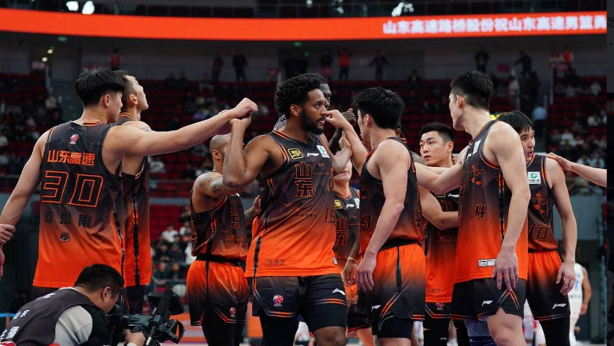 包含赛前CBA季后赛焦点战；圣安东尼奥马刺外线爆发；更衣室稳定；临场指挥获称赞的词条