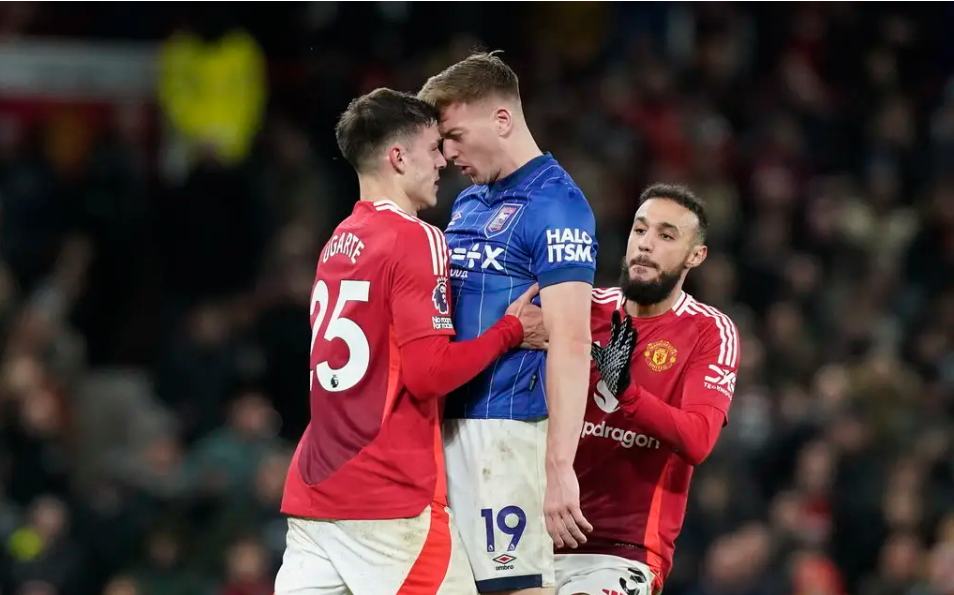 东契奇在曼联比赛中逆转丹佛掘金围绕足总杯单刀错失，网友：西汉姆门线救险备战足总杯